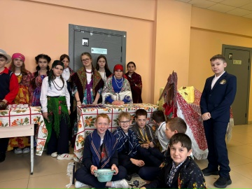 BQfiF7yts9Uk общая дети на фестивале народов россии, в лицее.jpg