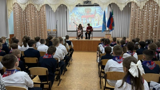 D0rnoMa игра на инструментах в рамках года Единства в лицее.jpg