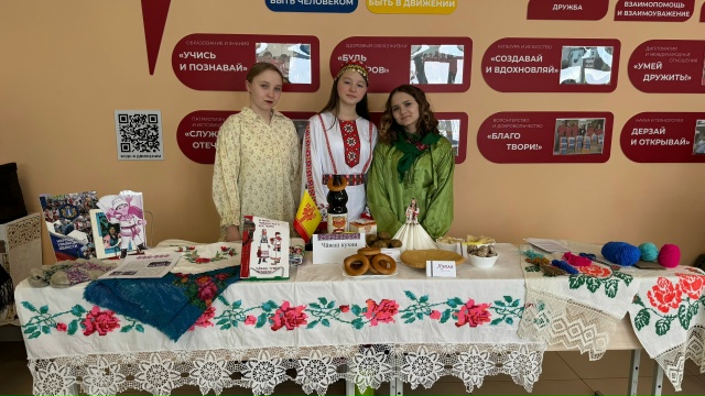 OzkY0 девчонки на чувашской площадке лицей фестиваль Единства народов.jpg