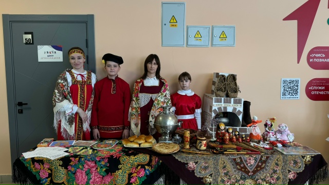 SeSmyi на русской площадке, угощения из печи, лицей фестиваль Единства.jpg