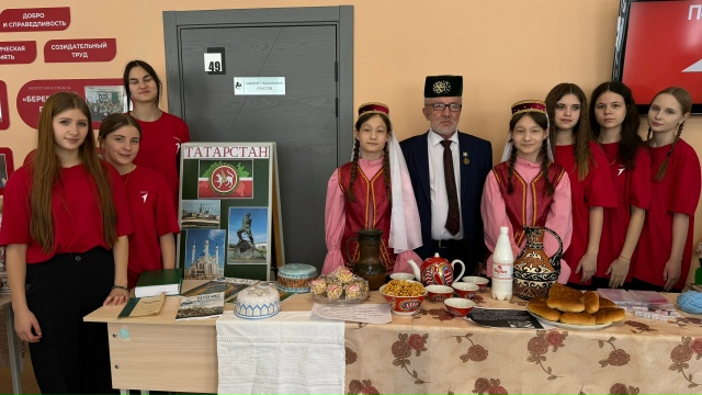 fnjm7u татары и движ 1 на фестивале народов поволжья в лицее.jpg