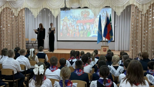 iPIj ведущие в лицее на откр. Года единства.jpg