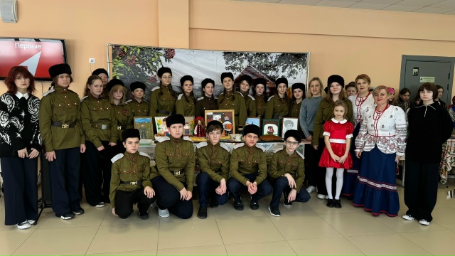 qtZ8SMi4ETобщая дети казаки в лицее на фестивале Единства народов.jpg